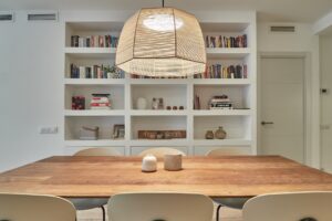 interior reformado con mesa y muebles